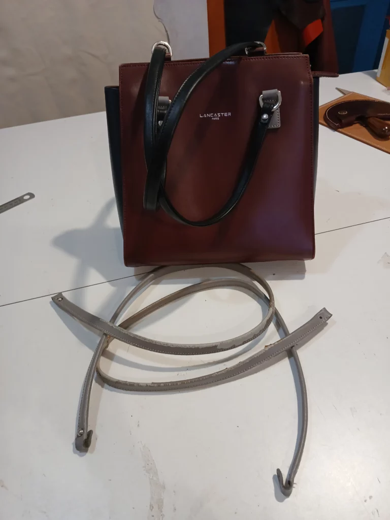 changement des sangles d'un sac en cuir