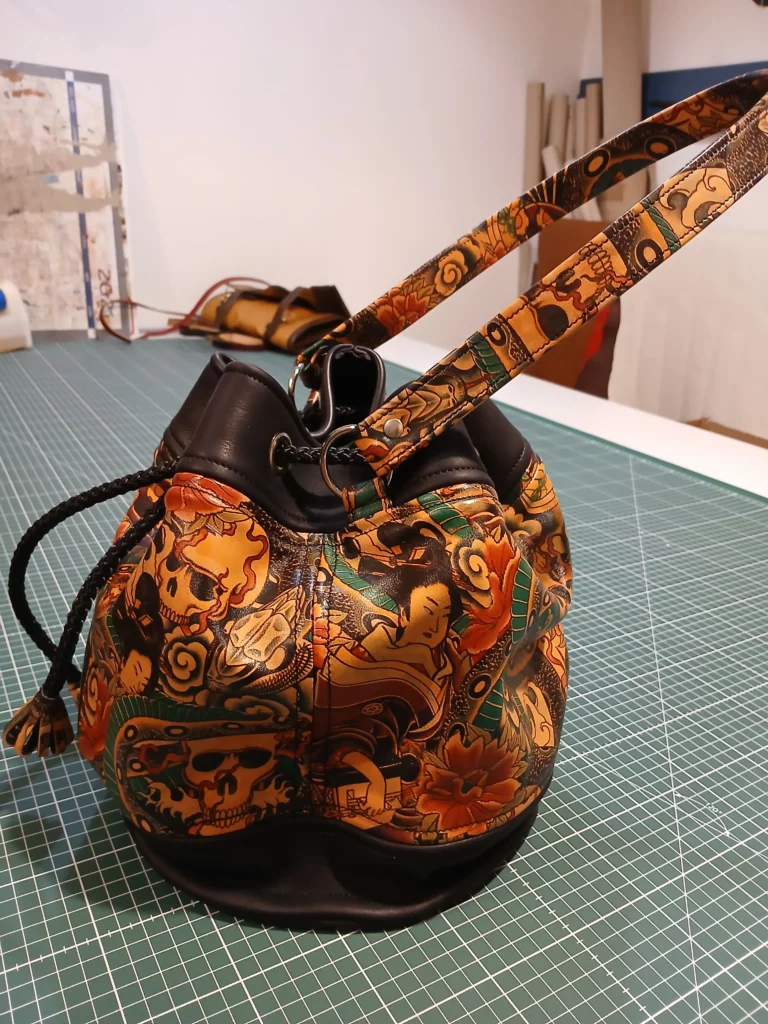 Illustration d'un sac en cuir avec des motifs